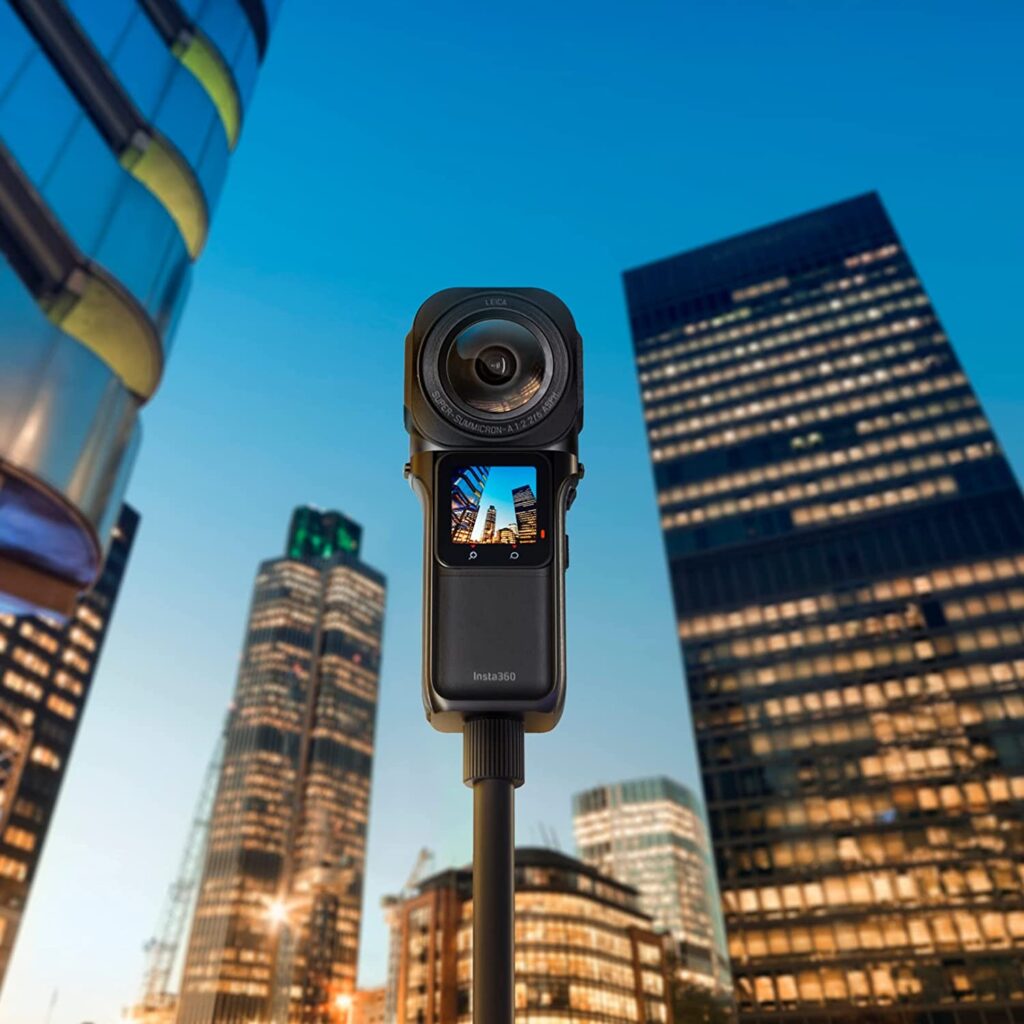 Insta360 ONE RS camera sitting on top of a pole in a city, Insta360 ONE RS 1-Inch 360